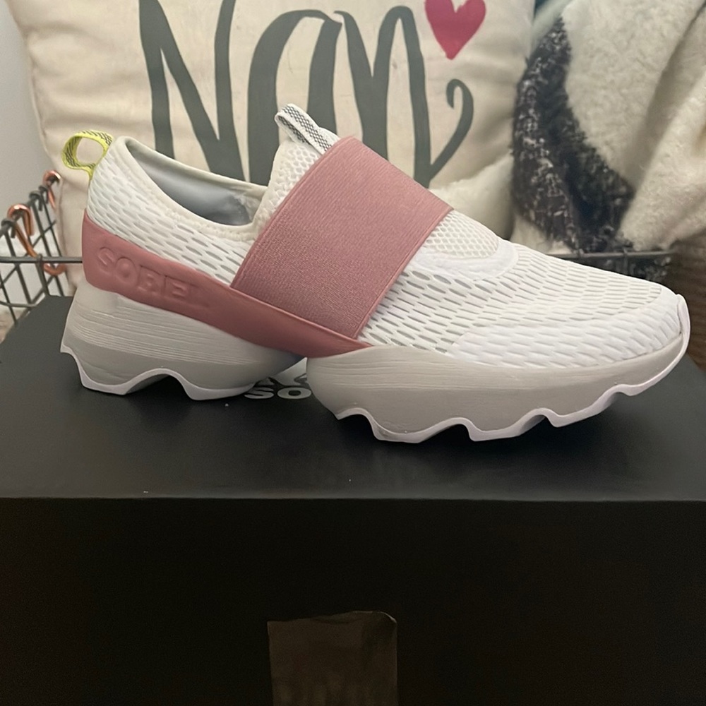 Brand new never worn women’s size 9 Sorel sneakers